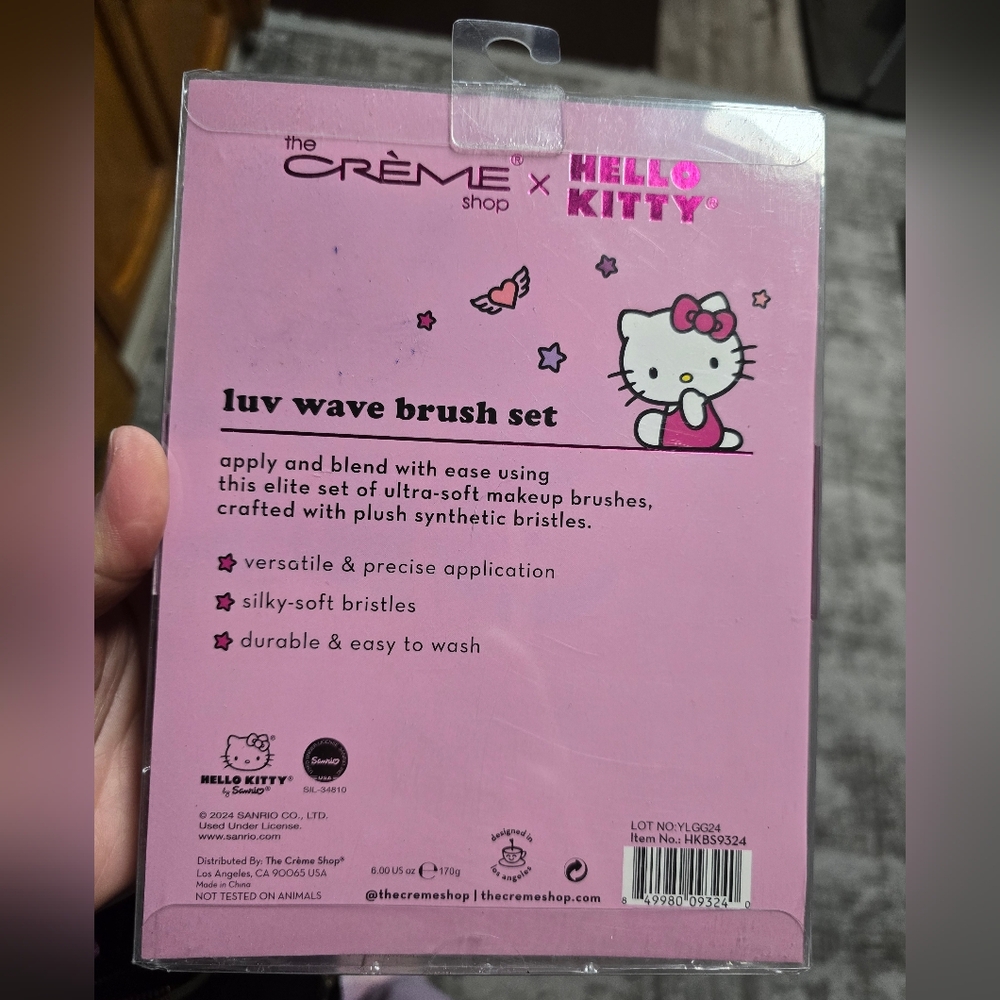 The Creme Shop X Hello Kitty Luv Wave Brush Set - Picture 3 of 4